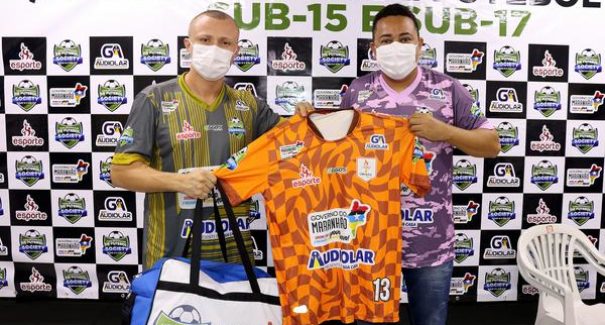 Equipes participantes do torneio Taça Grande Ilha recebem uniformes