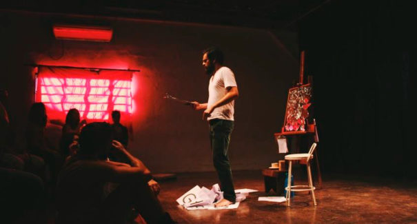 A fragilidade da vida é investigada em cena na performance Aurora do Bonfim