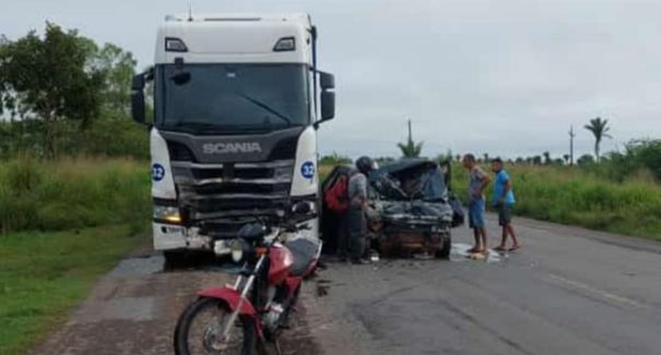 Acidente envolvendo uma carreta deixa duas vítimas fatais na BR-135