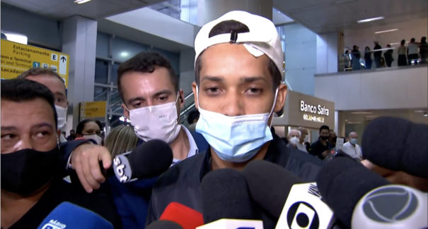 Jogadores de futebol chegam ao Brasil vindos da Ucrânia