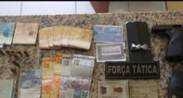 Homens são presos com drogas, moto roubada e armas de fogo