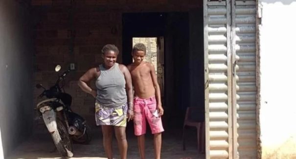 Menino que encontrou àrvore de Natal em lixão de Pinheiro compra casa nova