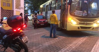 VÍDEO: Carro fica preso à lateral de ônibus em cruzamento do centro de São Luís