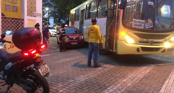 VÍDEO: Carro fica preso à lateral de ônibus em cruzamento do centro de São Luís