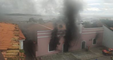 Prédio de empresa de telefonia e internet pega fogo no Centro Histórico