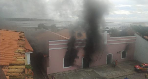 Prédio de empresa de telefonia e internet pega fogo no Centro Histórico