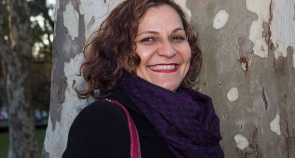 Atriz e performer Cássia Pires lança livro “A Rainha da Solidão” nessa sexta-feira (01)