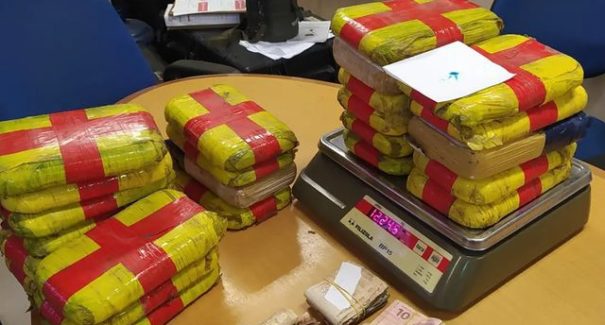 VÍDEO: PRF apreende 26 quilos de cocaína e R$ 14 mil em picape