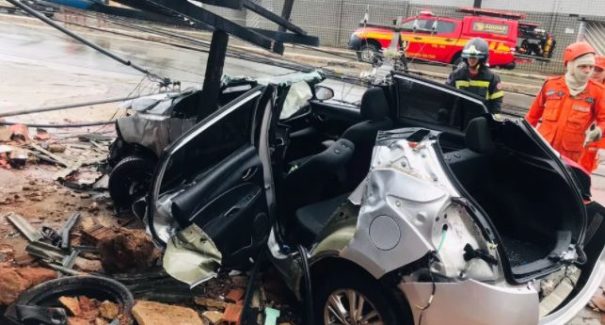Carro perde controle e derruba poste em grave acidente no Turu