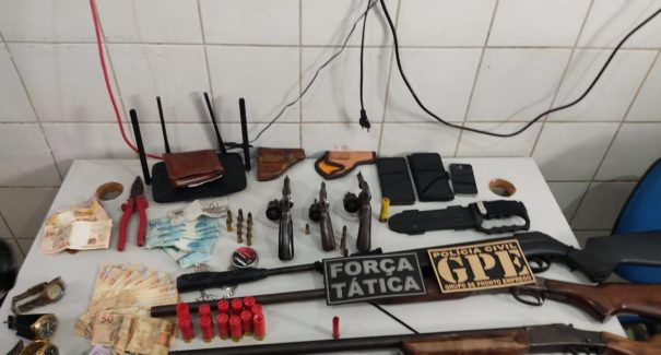 Quatro pessoas são presas suspeitas pelo crime de posse ilegal de arma de fogo
