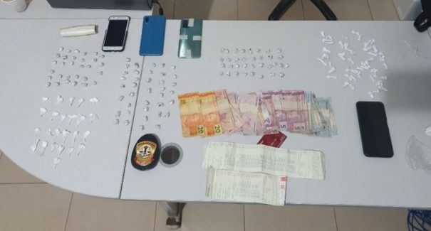 Cincos pessoas são presas suspeitas pelo crime de tráfico de drogas
