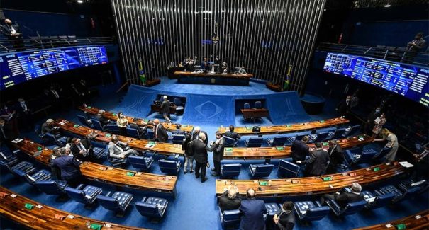 Senado aprova projetos para conter preços dos combustíveis