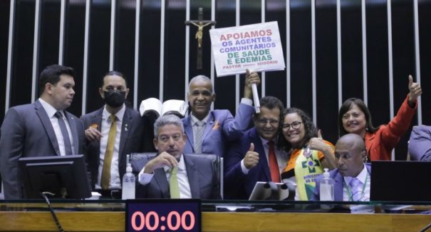 Câmara aprova piso salarial nacional para agentes de saúde