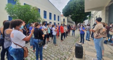 Professores fazem protesto frente à Câmara de Vereadores por reajuste salarial