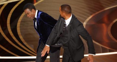 Ator Will Smith dá tapa na cara do comediante Chris Rock durante o Oscar 2022