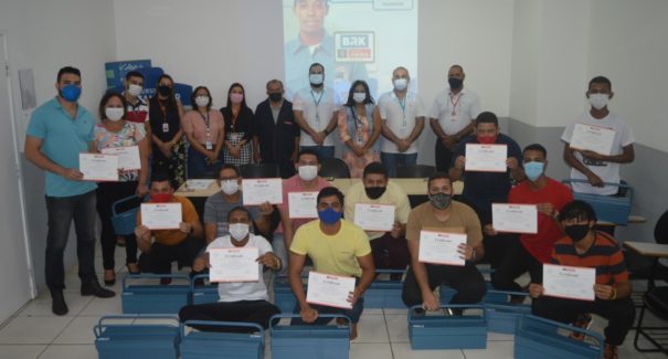 Empresa BRK forma mais duas turmas do curso de encanador