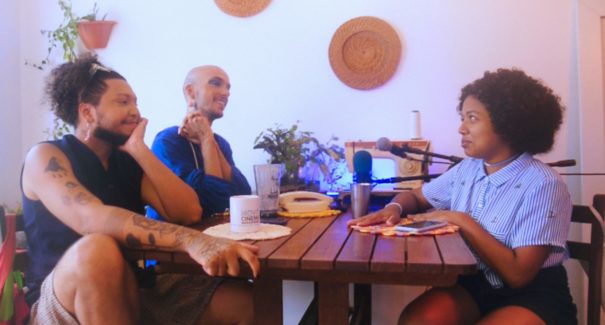 Debs Poeta é a entrevistada do novo episódio do “Quatro Barra Cinco”