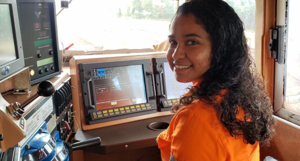 Moradora do Itaqui-Bacanga é a maquinista mais jovem da ferrovia Carajás