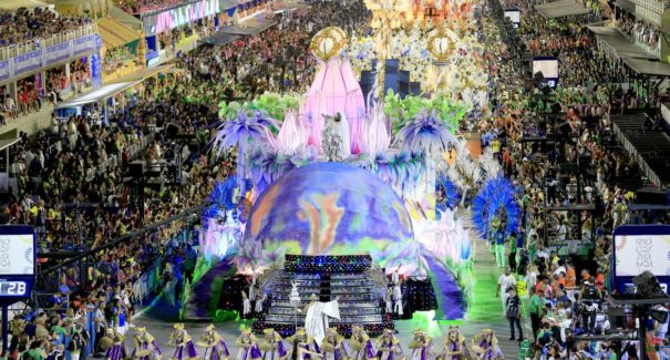 Idosa tem cadeira de rodas imprensada por carro alegórico