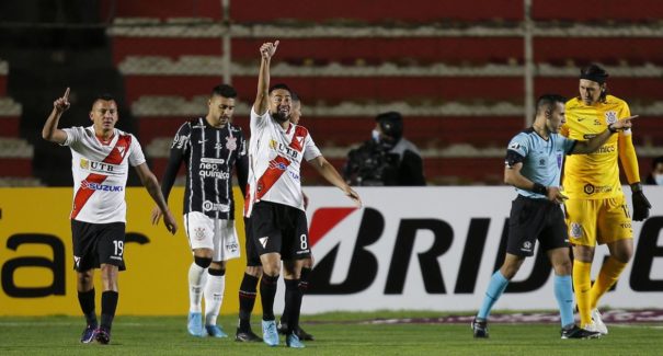 Na altitude de La Paz, Corinthians perde na estreia da Libertadores