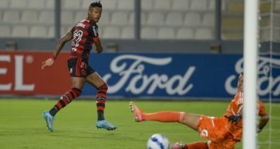 Flamengo vence Sporting Cristal por 2 a 0