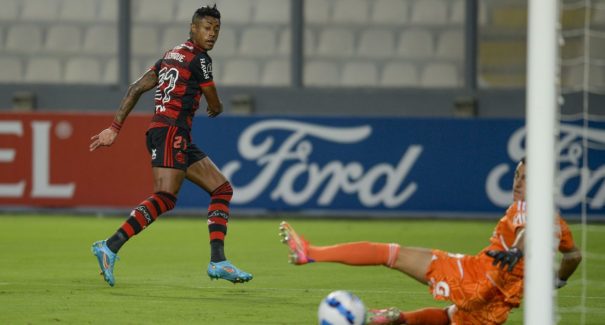 Flamengo vence Sporting Cristal por 2 a 0