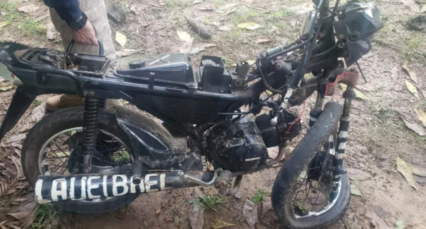 Motocicleta colide com carro e deixa motociclista ferido na BR-135