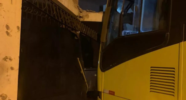 Ônibus desce rua e destrói casa em São Luís