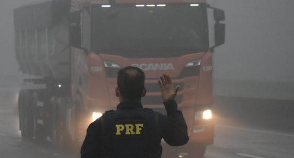 Veja dicas para pegar a estrada com segurança no período chuvoso