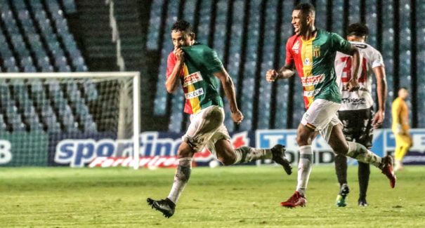 Após primeira vitória, Sampaio encara o líder
