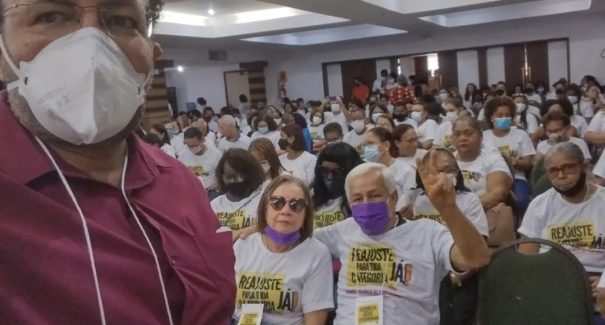 Em Assembleia, professores da rede municipal aprovam possível greve geral