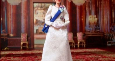 Em seu 96º aniversário, Rainha Elizabeth ganha Barbie personalizada