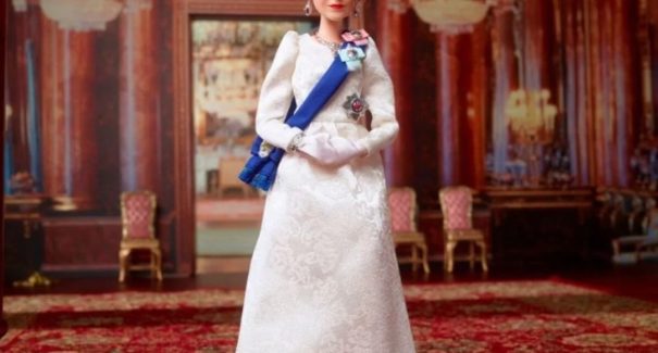 Em seu 96º aniversário, Rainha Elizabeth ganha Barbie personalizada