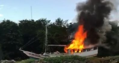 Barco de pesca pega fogo no Portinho em São Luís