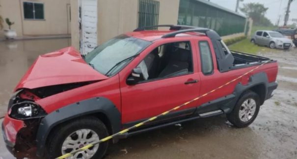 Motorista atropela homem em situação de rua e é arremessado contra para-brisa do carro