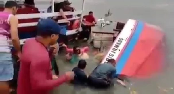 Em Raposa, passageiros passam por momentos de desespero após o barco virar