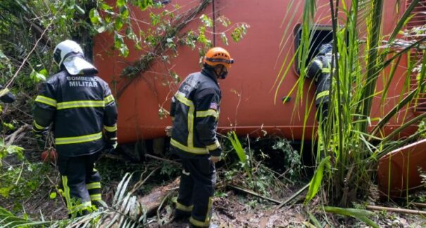 Bombeiros realizam resgate de vítimas em acidente na BR-136