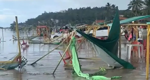 Ventania assusta banhistas e derruba barracas na Praia do Meio
