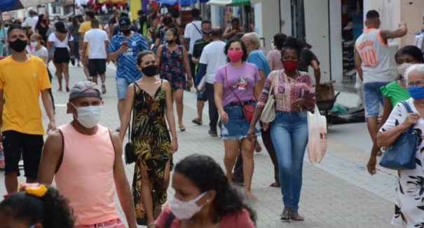 Fim da emergência da pandemia é questionada por conselhos de saúde