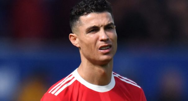 Cristiano Ronaldo pede desculpas por jogar no chão celular de torcedor