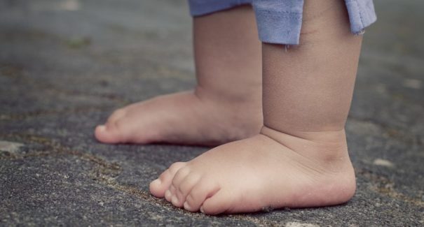 Criança de dois anos se afoga em balde com água e morre