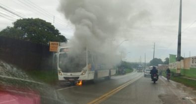 Ônibus pega fogo na Estrada de Ribamar