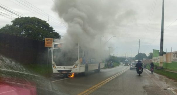 Ônibus pega fogo na Estrada de Ribamar