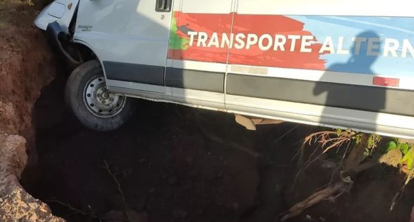 Acidente deixa Van fora da pista em cima de cratera na BR-135