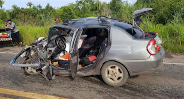 Colisão entre dois veículos deixa uma vítima fatal e outras seis feridas na BR-135
