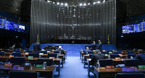 Senado aprova MP que estabelece salário mínimo de R$ 1.212