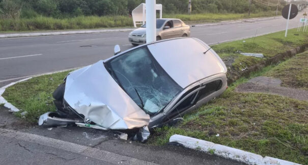 Carro sobe canteiro e cai em galeria de avenida no Bacanga