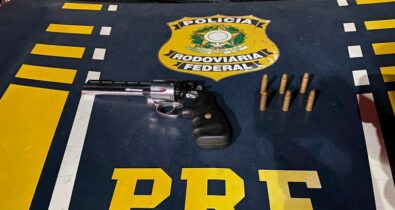 Na BR-226, a Polícia Rodoviária Federal encontra revólver em veículo