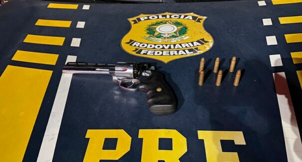 Na BR-226, a Polícia Rodoviária Federal encontra revólver em veículo