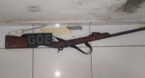 Dupla é presa suspeita pelo crime de porte ilegal de arma de fogo